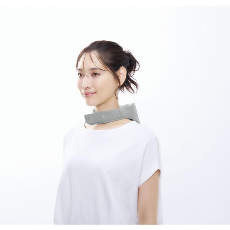 首にかけ、ホックを留めるだけ