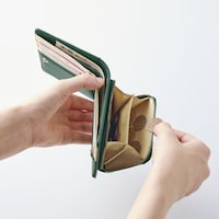 財布の向きを変えることなく現金やカードの出し入れ可能