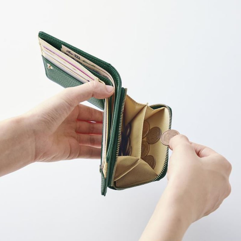 財布の向きを変えることなく現金やカードの出し入れ可能