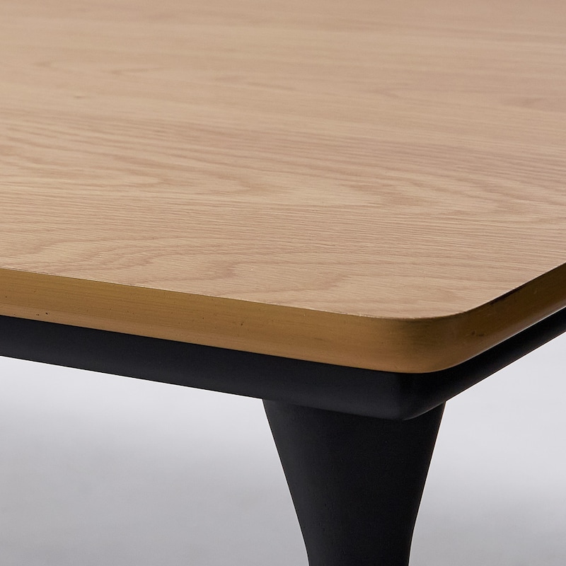 天板アップ／天板にはオーク材の突板を使用