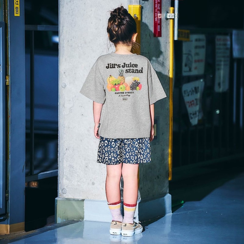 グレー