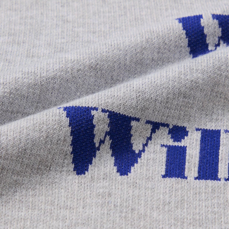 ロゴはジャカード編みでカジュアル見えしすぎない