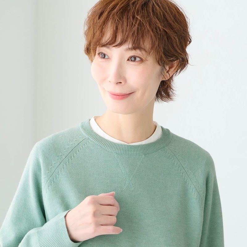 襟元のガゼットがスウェットぽさを表現