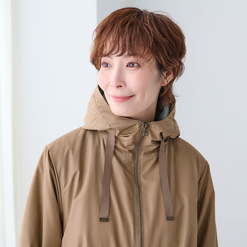 ファスナーを上まで留めればネックが立ち上がり、首元を暖かくカバー