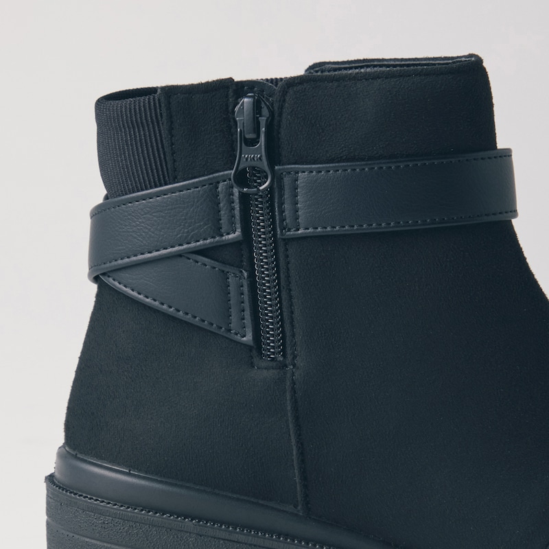 内側ファスナー仕様で脱ぎ履きがスムーズ