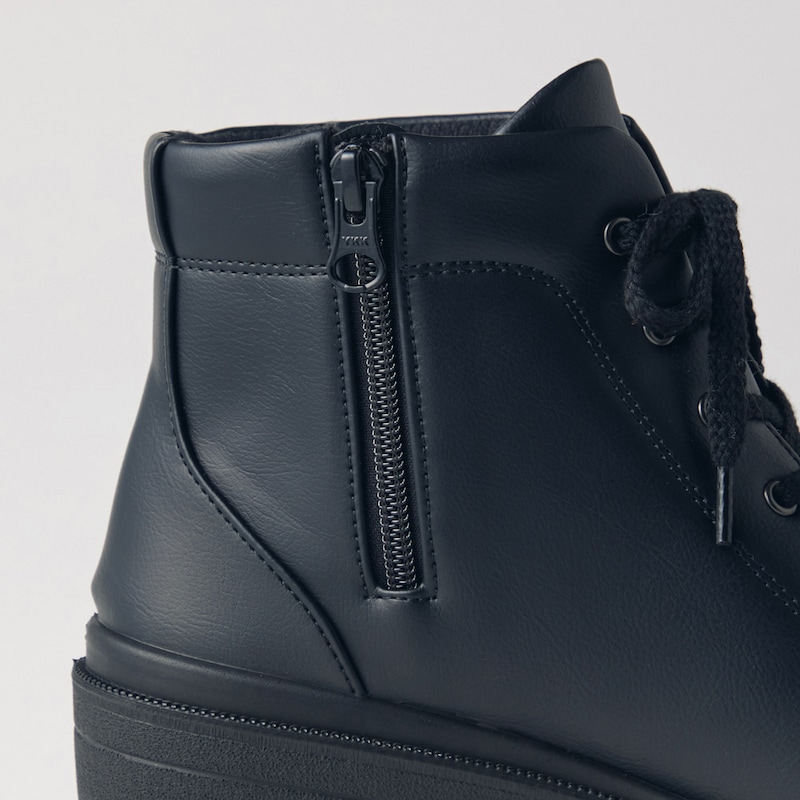 内側ファスナー仕様で脱ぎ履きがスムーズ