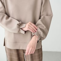 袖口は腕まくりもしやすいスリット入りデザイン