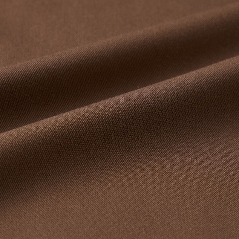 シワが気になりにくく、やや光沢感とハリ感のあるツイル素材