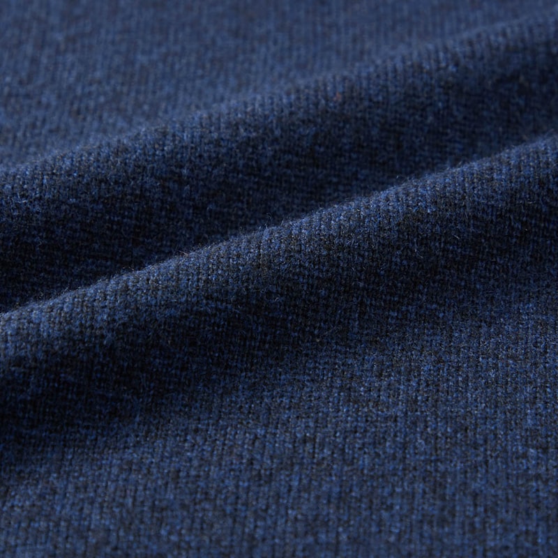 軽やかに仕上げた総針編みのニット