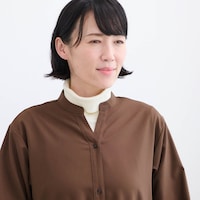 シンプルなバンドカラーで首元すっきり