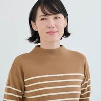 気になる首元をカバーするモックネックデザイン