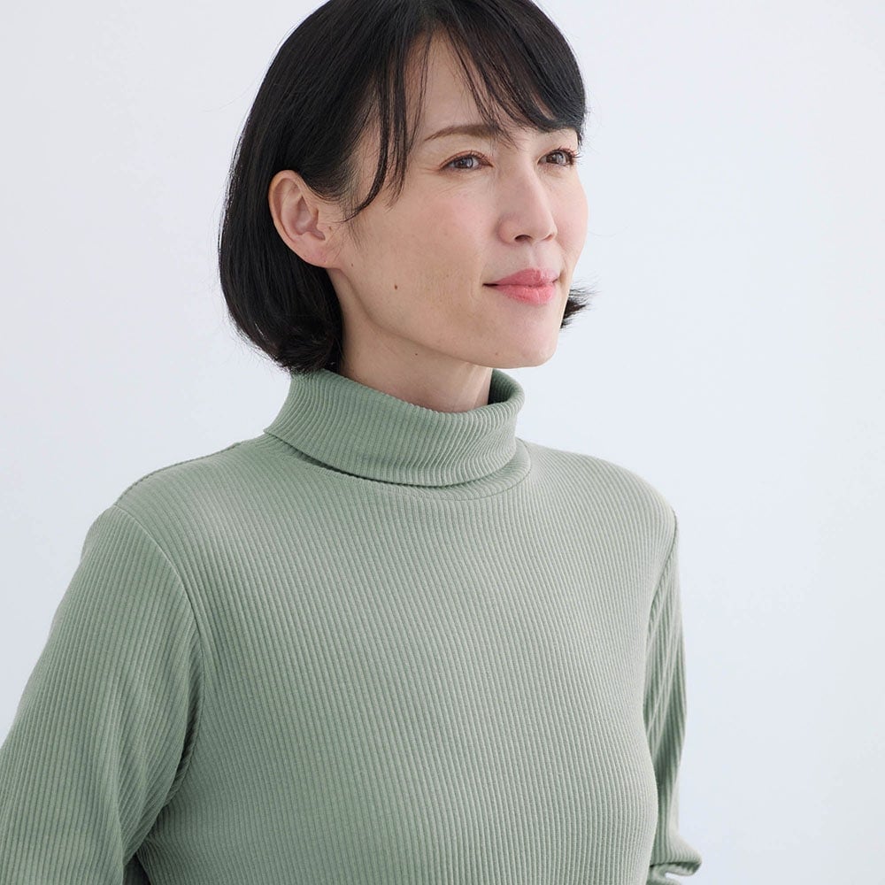 シンプルなタートルネックデザインでインナーとしても使いやすい