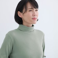 シンプルなタートルネックデザインでインナーとしても使いやすい