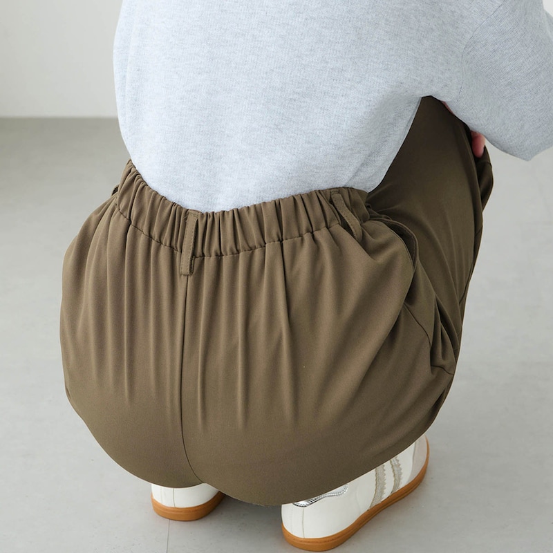 腰まわりのもたつきを包み込むやや深めの股上設計