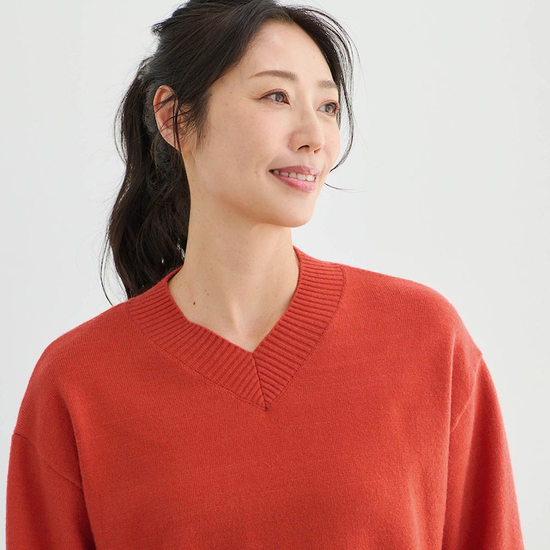 首＆鎖骨まわりが寂しくなってくるイロドリ世代に向けて狭いVネック仕様に