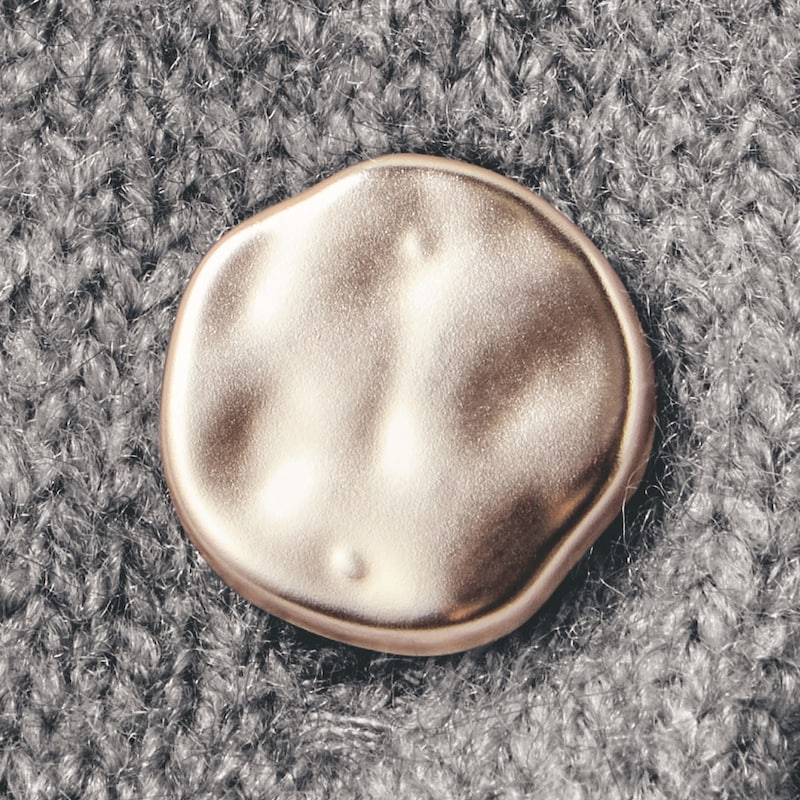 品よくしてくれる、凹凸デザインのボタン