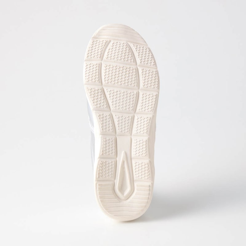 厚みのある高反発のアウトソールが歩行をサポート