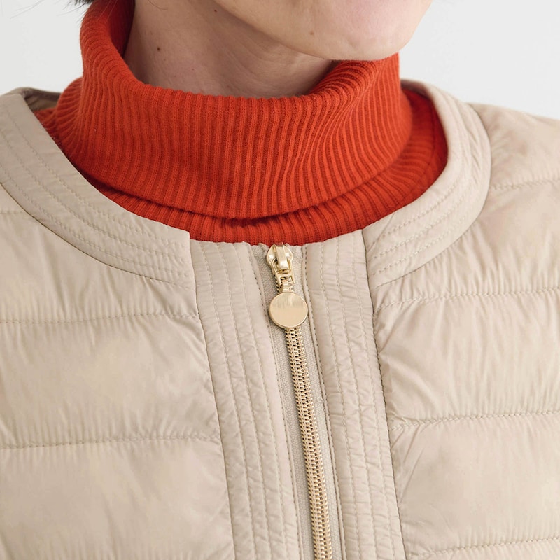 ファスナーのゴールドで上品な着こなしに