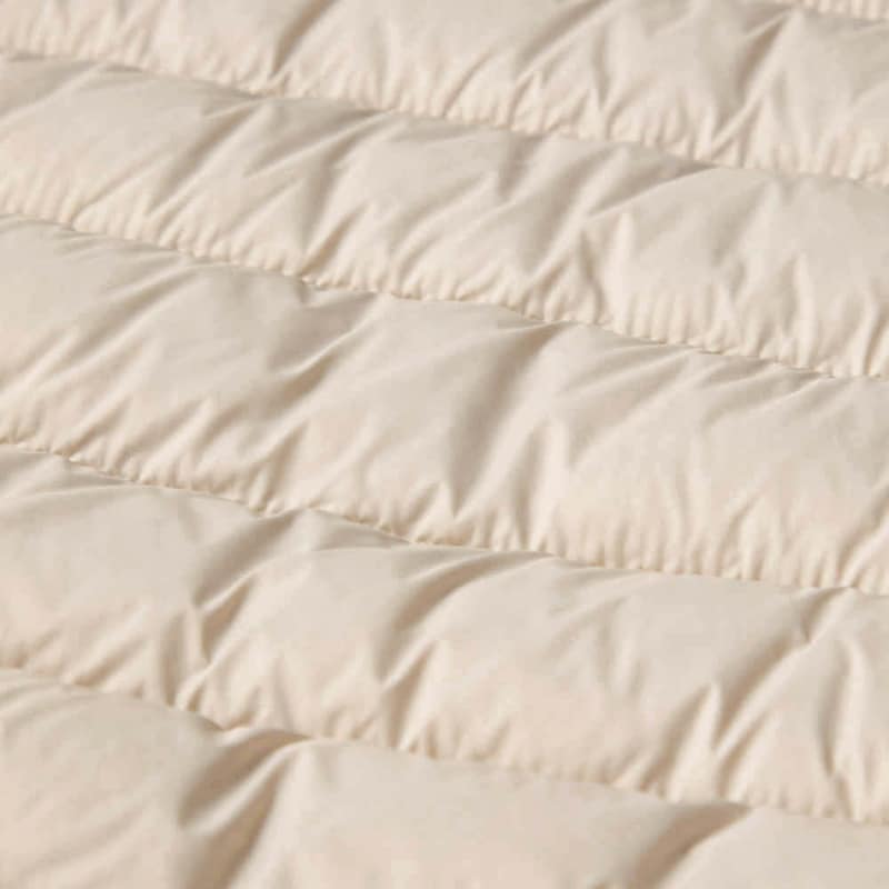 薄くて軽くて暖かい極細の中わた素材を使用