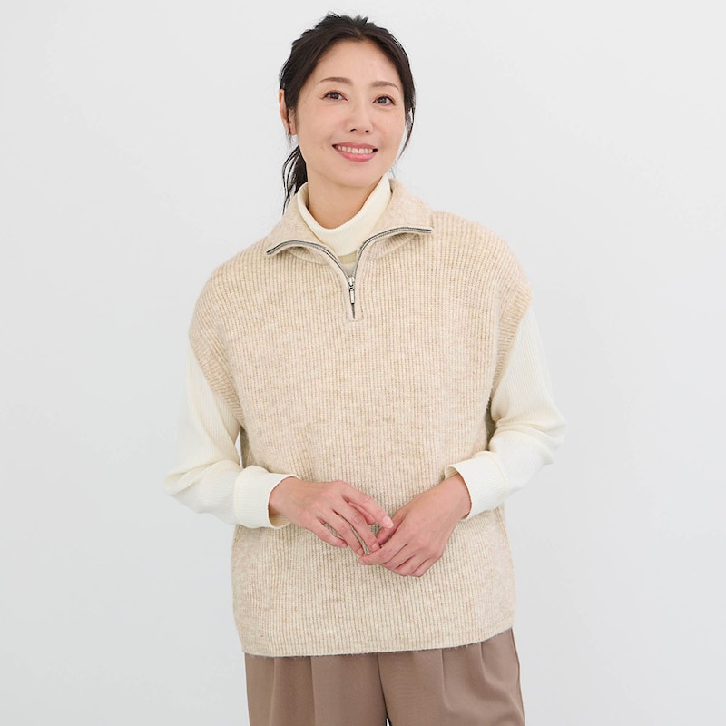 襟元の開閉で表情が変えられるハーフジップデザイン