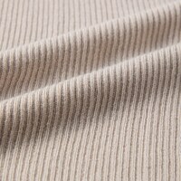 ハイネックニットはリブの縦ラインがすっきり見え