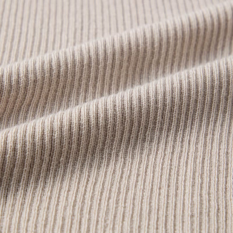 ハイネックニットはリブの縦ラインがすっきり見え