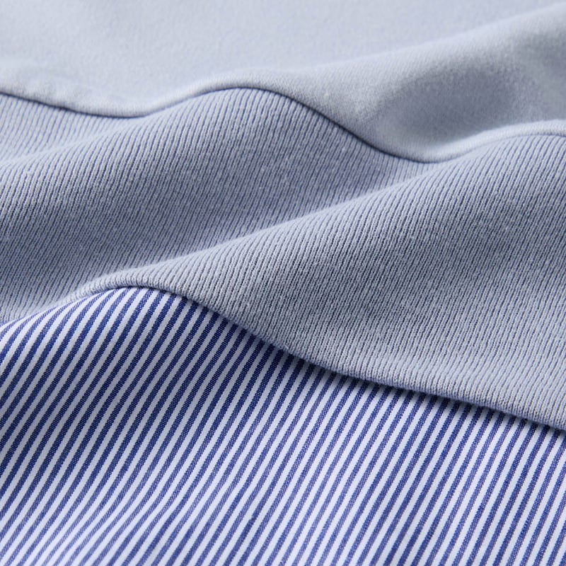 光沢感のあるポンチ素材でカジュアル見えしすぎない