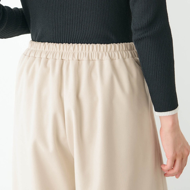 ウエストは後ろゴムではきやすく着心地ラクちん