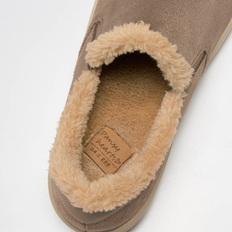 履き口と中敷きにはボア調素材をたっぷり使用