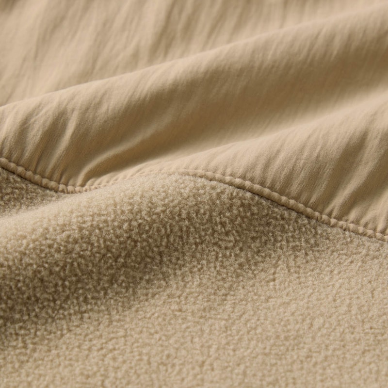 バスト上はナイロン素材で切り替え