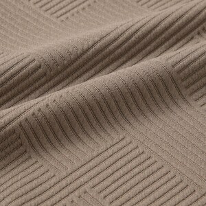 ラインを上品に効かせた幾何柄のジャカード素材を使用