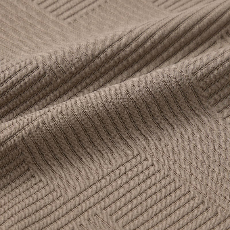 ラインを上品に効かせた幾何柄のジャカード素材を使用