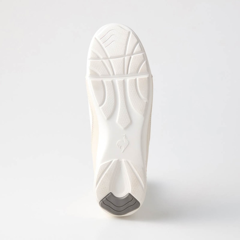 ソールはすり減りやすいかかと部分がラバー切替えで耐久性も◎