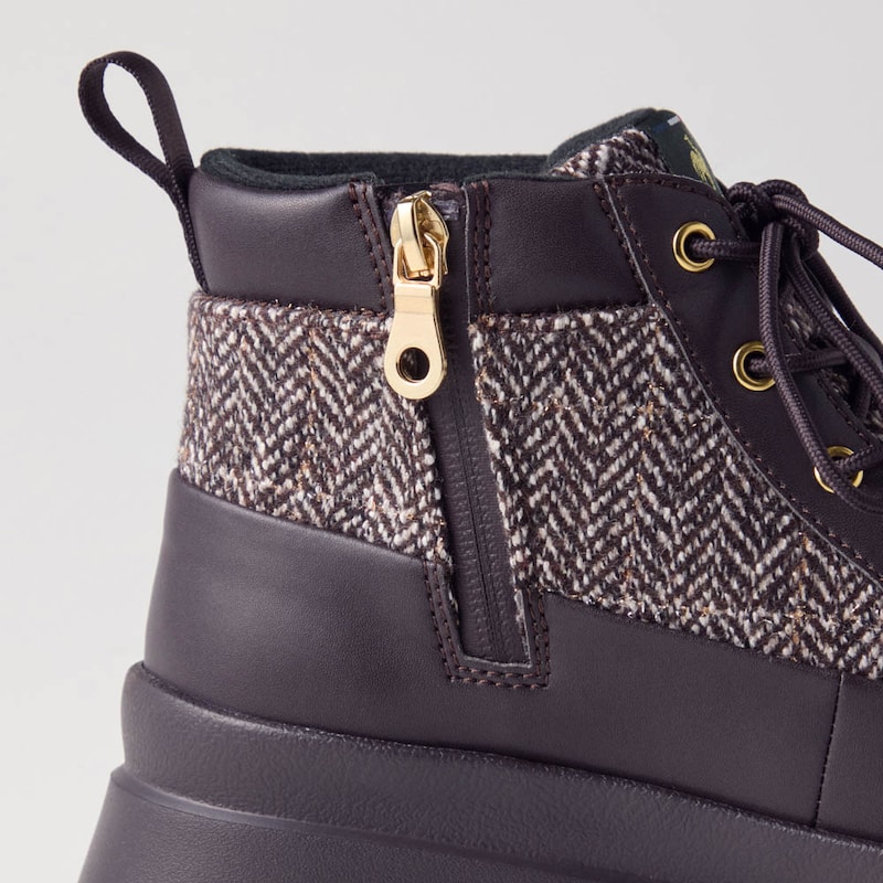 内側にファスナー付きで脱ぎ履きしやすい