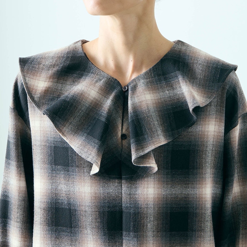 大人の可愛げを引き立てる大きなフリル襟