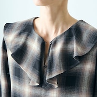 胸元の開きが調節可能なボタン付き