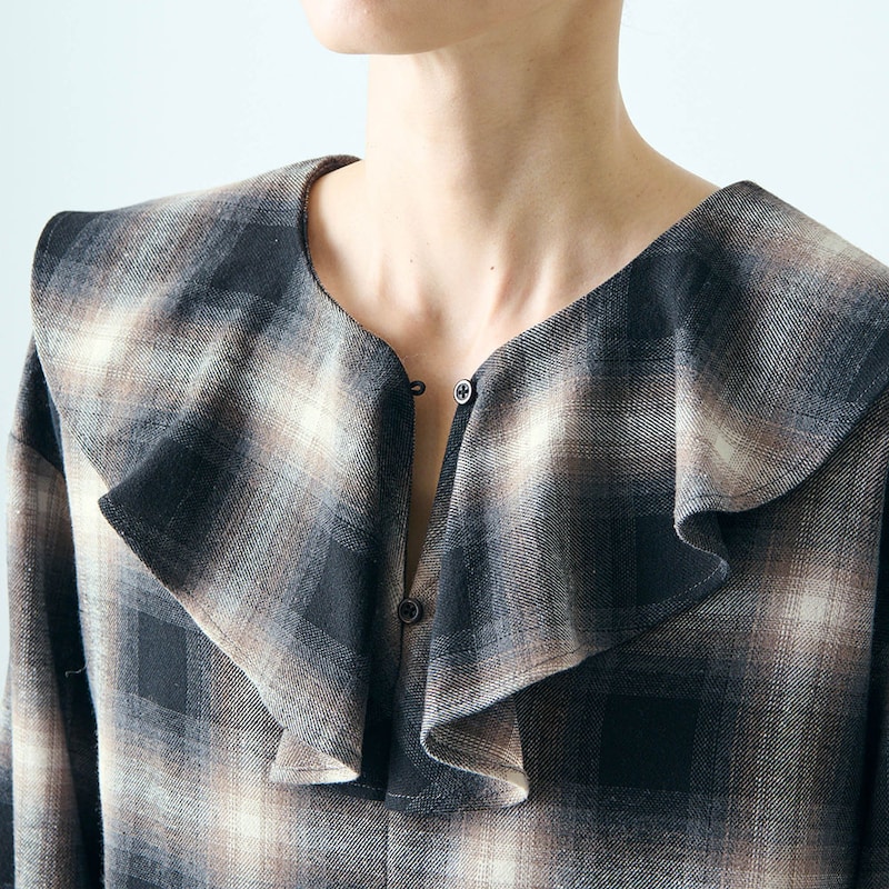 胸元の開きが調節可能なボタン付き