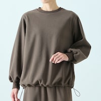 裾をしぼった状態
