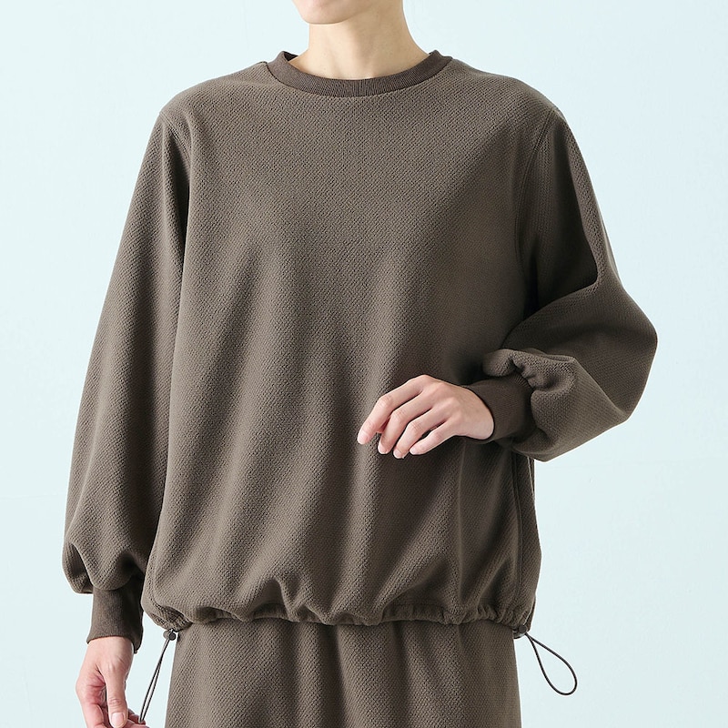 裾をしぼった状態