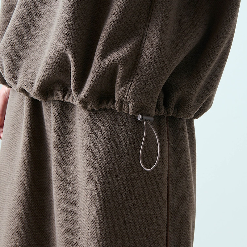 裾はドローコードでシルエット調節が可能