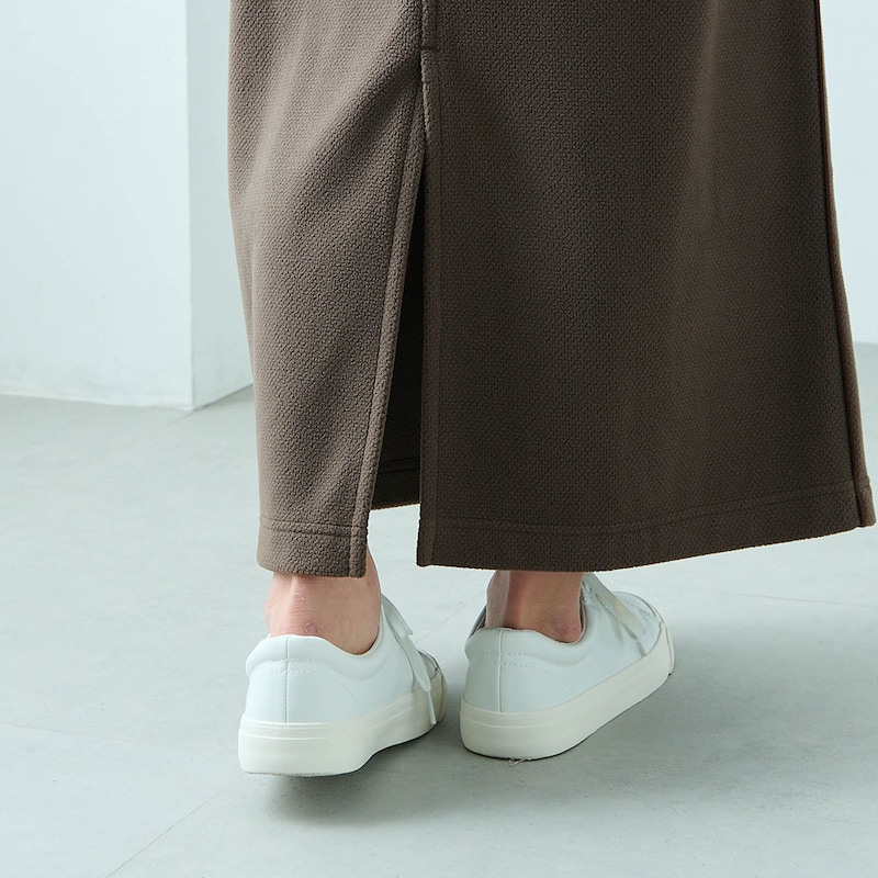 バックスリットで足さばきも快適