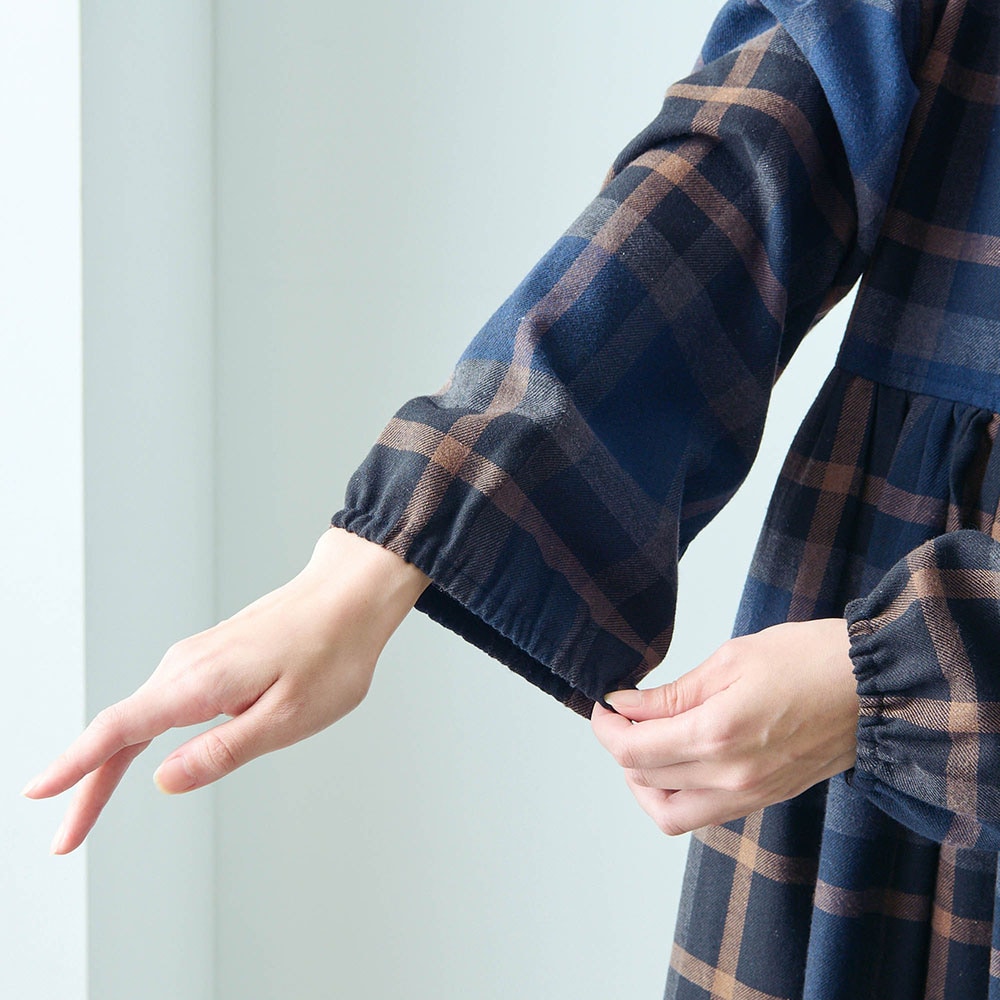 袖口はゴム仕様で腕まくりしやすい