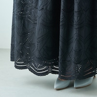 裾はカットワーク刺繍を施し華やかに