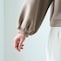 袖口部分の膨らみが女性らしい印象に