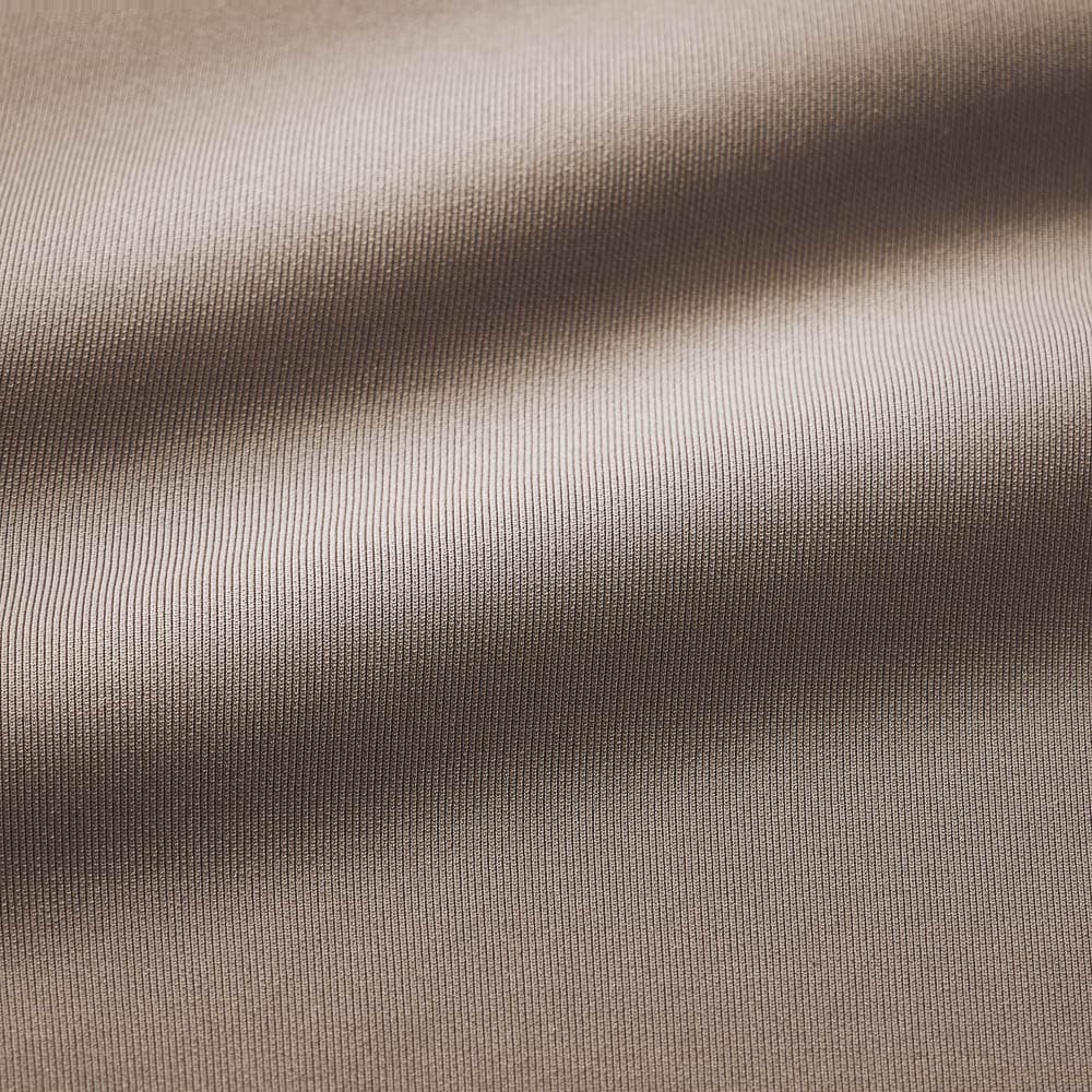 伸縮性のある厚手のカットソー素材で、程よい光沢とハリが特徴
