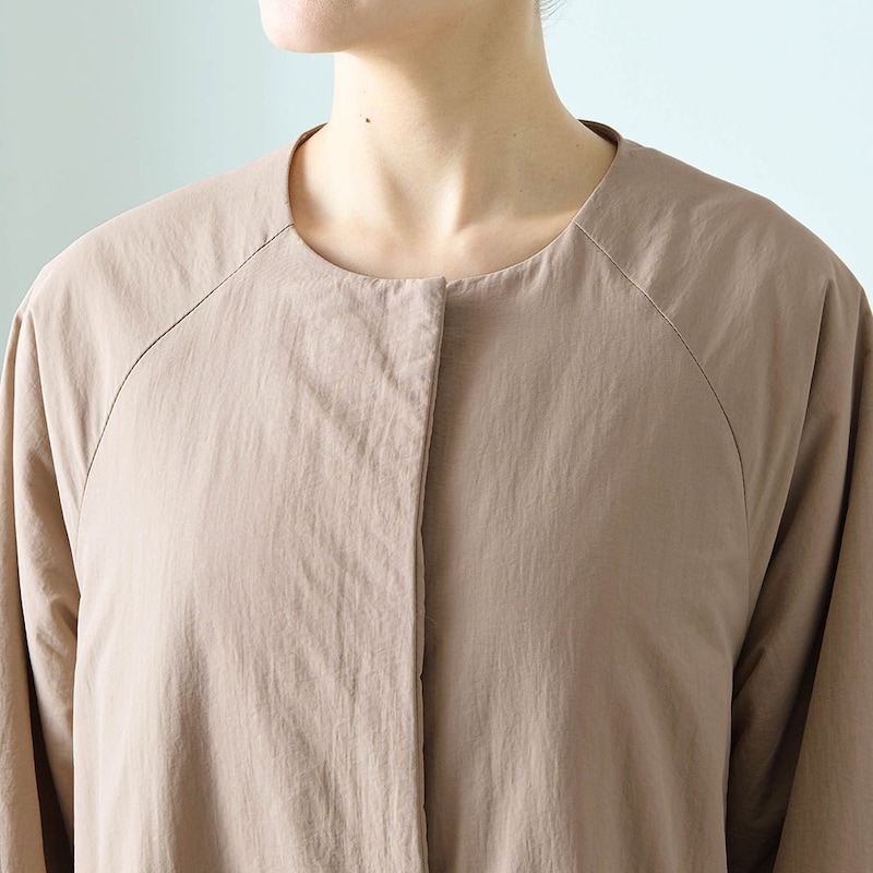 ノーカラーデザインで顔まわりがすっきり見え