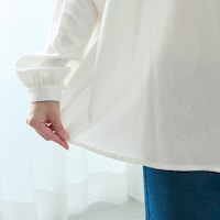 薄手で着やすく、ゆったりとしたシルエット