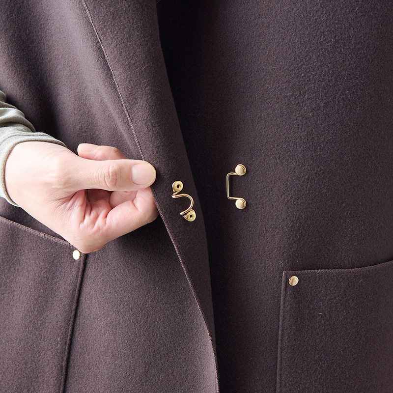 内側ホック付きで着こなしに合わせて前を閉じることも可能