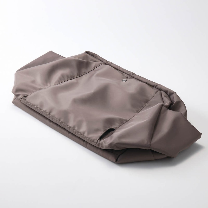 底が割れてフラットにできるので収納にも便利