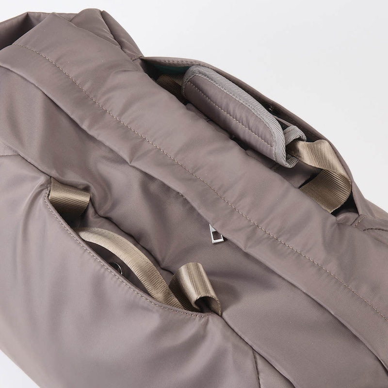 リュックの紐を使用しない時はポケットに収納が可能